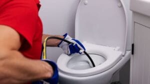 nosso especialista desentupindo vaso sanitario na casa de um dos nossos clientes em Juiz de Fora mg